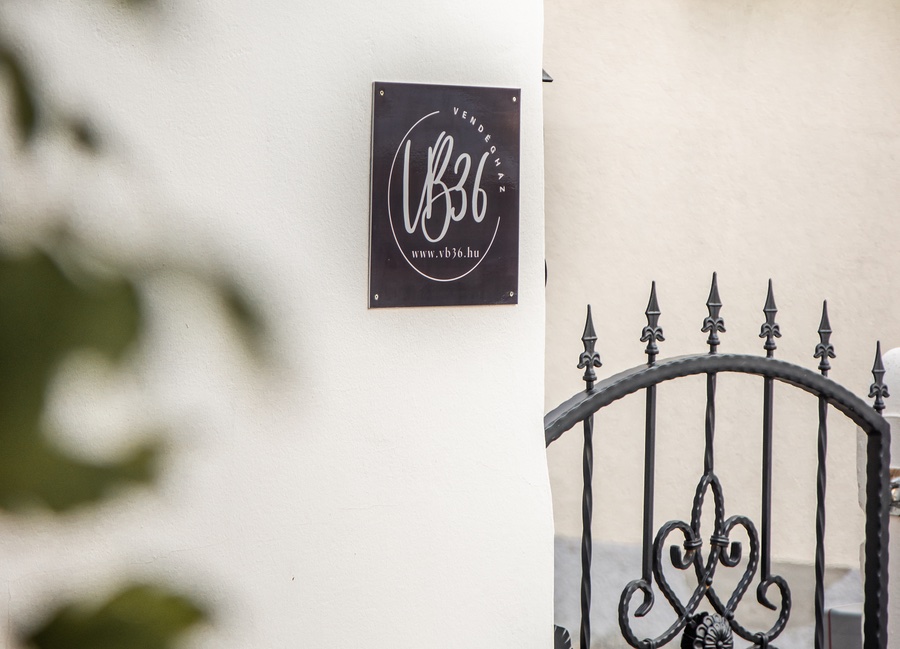 Cégtábla a ház falán