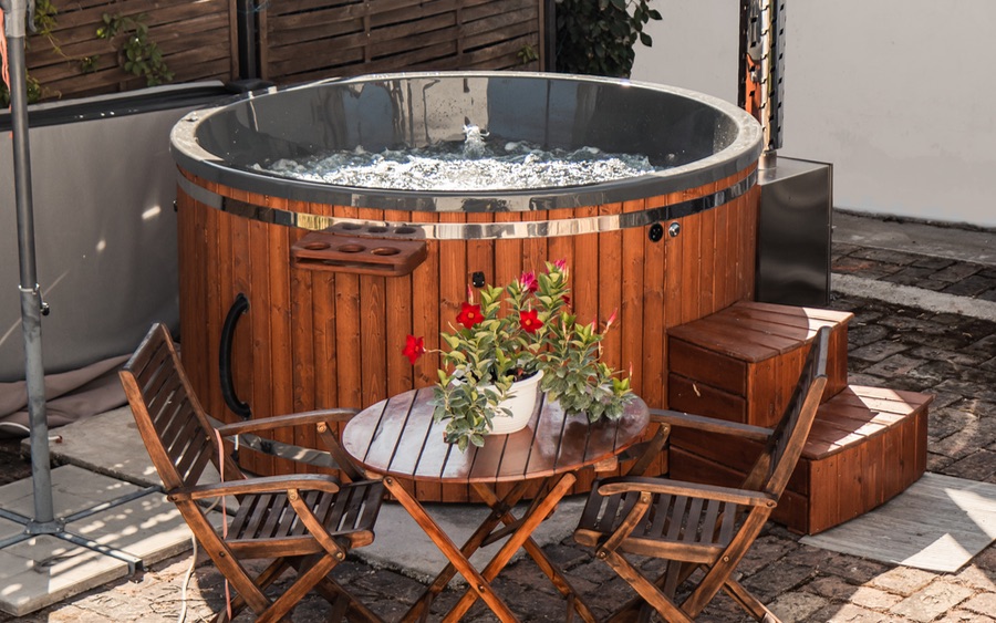 Jakuzzi az udvaron